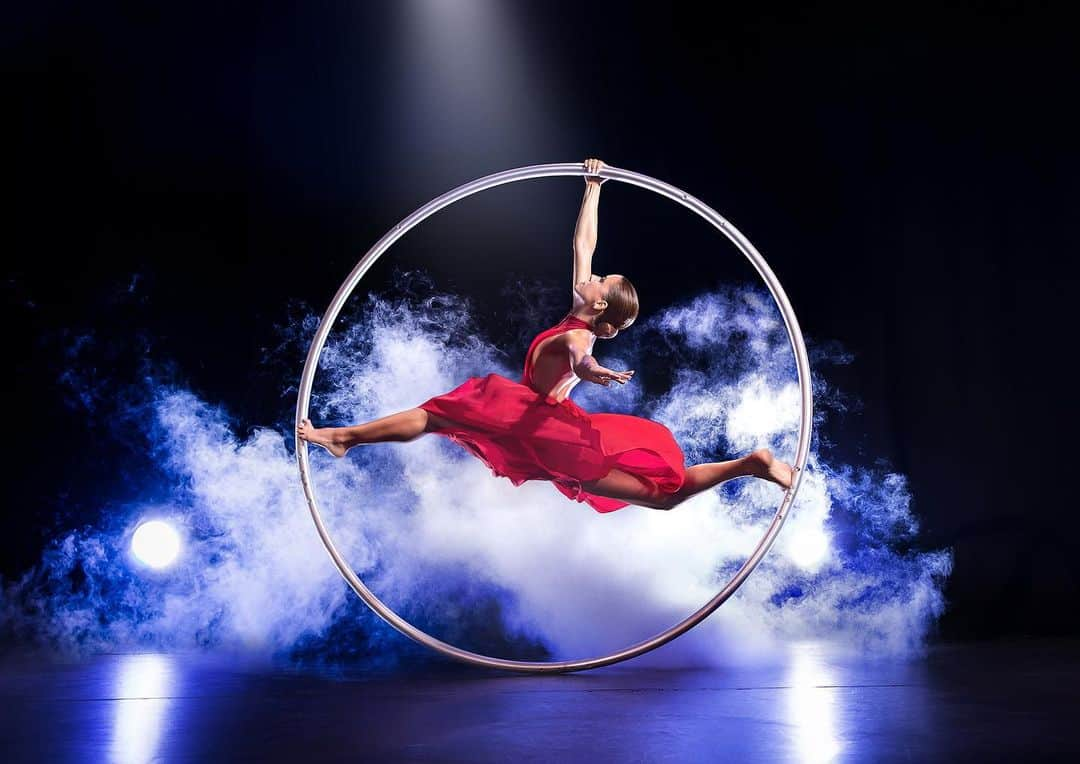 バレリー・イネルシのインスタグラム：「Swirling balance. Photo by @yanrevazov @valerie_inertie #valerie_inertie #circusworld #circuslife #circusart #performingartist #entertainement #pioneer #circusaroundtheworld #cirquegram #acrobaticwheel #berlinartists #womenempowerment #womanpower #training  #cyrwheel #cyrwheeldancer #cyrwheel_rouecyr #cyrwheelartists #cyrwheelart #cyrwheelaroundtheworld #cyrwheeltraining #cyrwheeleverydamnday #cyrwheeler #cyrwheeling #artistathlete」