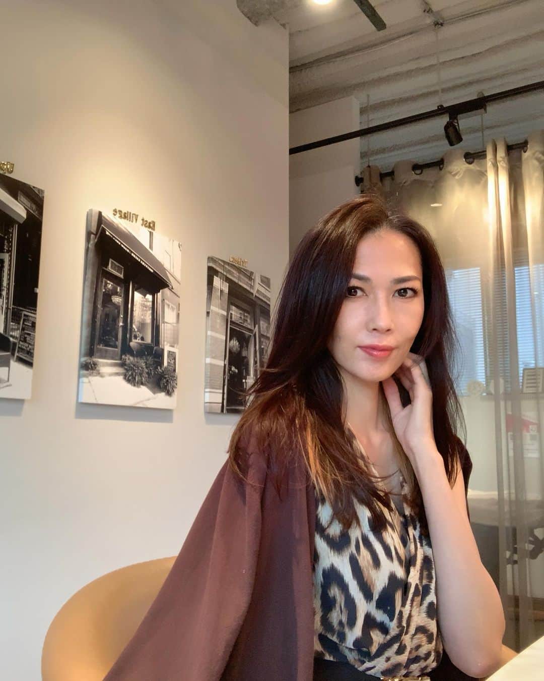 のインスタグラム：「だんだん、分厚いコートが いらなくなってきました ⁡ コートやセーター 分厚いアイテムを 一枚脱いで ⁡ 薄着になればなるほど カラダの姿勢が気になります ⁡ 寒い時期に縮こまって 丸くなっていた背中を ⁡ ピーンと正して デコルテ上げて♡ ⁡ ペンダントヘッドを 斜め上にするイメージで✨ ⁡ 立ったり 座ったり 歩いたりします ⁡ 歩いている動作からの 所作を繋げると ⁡ 毎瞬、美しいわたしに なりますよ♡ ⁡ ⁡ 毎日の歩くをもっと楽しく！ 〜WALKNISTA👠〜 ⁡ ⁡ ⁡ 〜歩き方次第で世界が変わる〜  全ては自分と向き合うことから ⁡ ＿＿＿＿＿＿＿＿⭐︎＿＿＿＿＿＿＿ ⁡ 「在り方・歩き方・美しい所作」で あなたの存在そのものを輝きにする MUSEL Walking & Life Academy ⁡ 👠レッスン申込みは @asaikayoko プロフィールURLから ⁡ 👠LINE公式でレッスン案内しています。お友達登録してね ⁡ #浅井香葉子 #musel #lifeshiftwalking #ライフシフトウォーキング #walkmylife #ウォーキング講師 #ウォーキングレッスン #ハイヒールウォーキング #美女しぐさ #美しぐさ #在り方 #マインド #美動作 #毎瞬美 #ウォーキングレッスン東京 #walknista #ウォークニスタ #美しぐさ #所作」