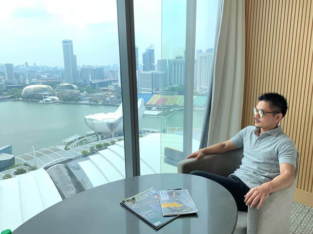 久野 創のインスタグラム：「いつかの旅🇸🇬 　 海外だと急にサングラス。 それも室内で。 　 こういう人を見かけたらそっと声をかけてあげてください。 眩しくないよと笑 　 #旅 #シンガポール #マーライオン #マリーナベイサンズ #singapore #merlion #marinabaysands」