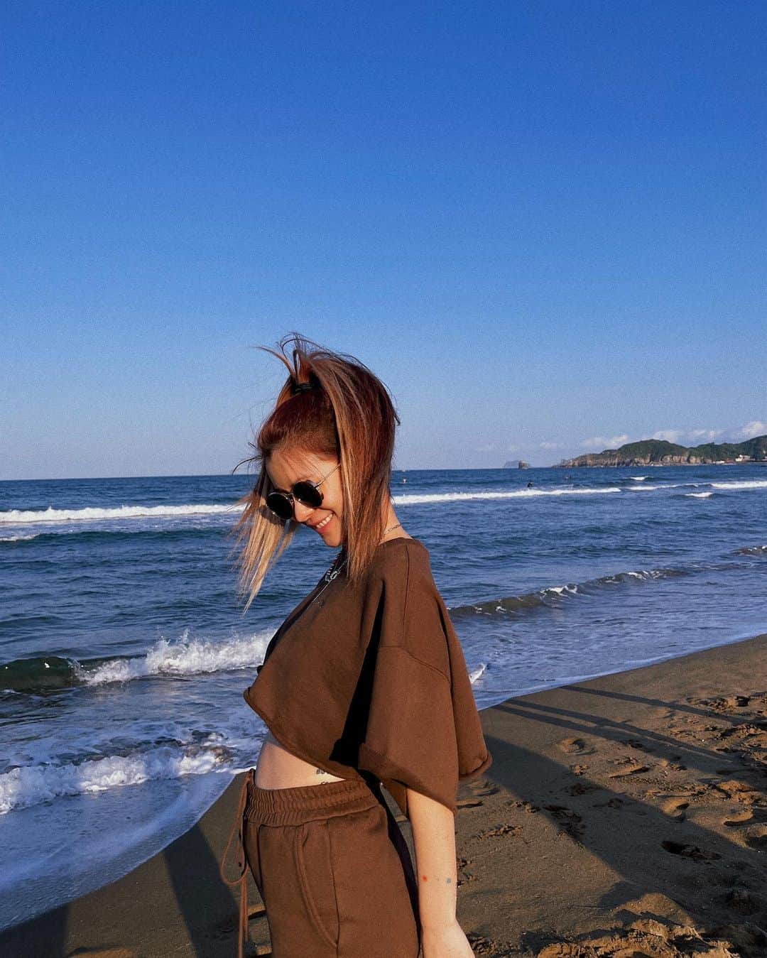 林咖安（Lyla）のインスタグラム：「#🌷💕✨👶🏻  從來都不覺得自己會當媽媽🤣 以前就是一路橫衝直撞追逐夢想 但現在多了兩個可愛的小嬰孩  反而覺得真正的幸福：  就是為愛勇敢無數次  為愛奉獻一切心力  為愛堅強日漸茁壯 也為愛真正的去實踐無價的夢想💙  之前婉拒了許多品牌的邀約 因為身體實在非常不受控😅 第二胎的變化完全是人生新體驗 所以終於可以說出真正的原因 實在是有夠舒暢～～～😎  以後就是一家四口 希望一切平安健康就好💪🏼☀️  #loveiseverything #情人節快樂」