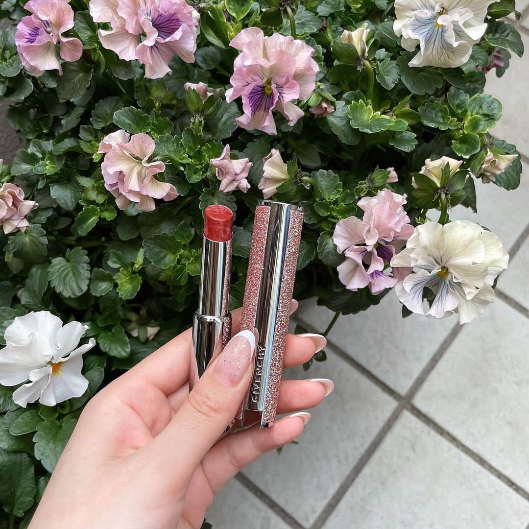 吉岡結紀のインスタグラム：「✐☡ ・ 𝐆𝐈𝐕𝐄𝐍𝐂𝐇𝐘💄𝐍𝐎.𝟓𝟏𝟕 久しぶりにこのリップ可愛い😍欲しい😍と思ったら完売で 再入荷通知きた瞬間ポチったリップ♡ 色味もケースも全てが可愛い😮‍💨🌸 ・ #givenchy #givenchybeauty #givenchylipstick #lipstick #springcollection #spring #cosmetics #makeup #春コスメ #リップ #コスメ」