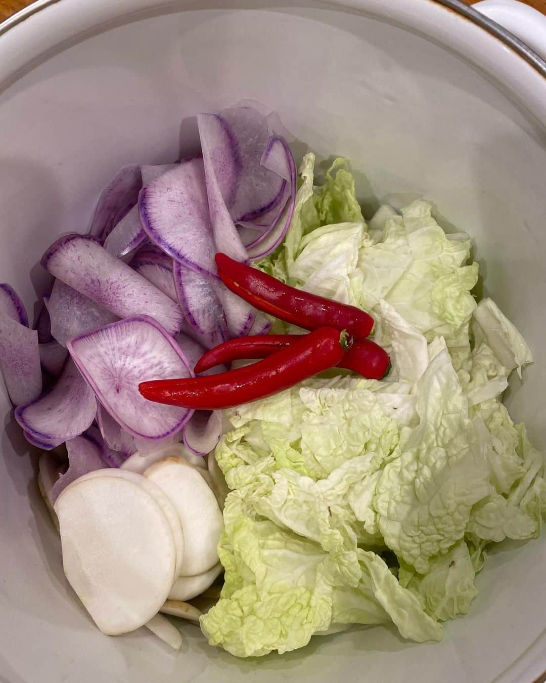 栗原友さんのインスタグラム写真 - (栗原友Instagram)「こちらも@ @mika_john_noguchi さんからのお野菜で水キムチ作り。今回は紫色になるのかしら。楽しみー💜」3月14日 21時47分 - kuri__tomo