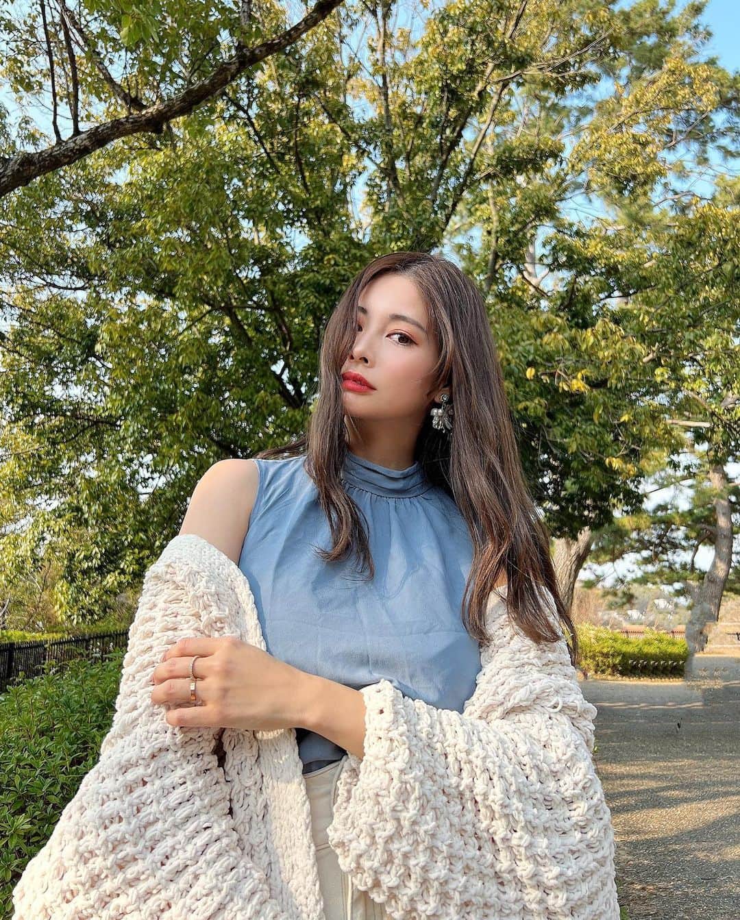 のインスタグラム：「髪色めちゃ良い感じ💭 @naoki.hair さんいつもありがとうございます🤍 どんどん良い色になっていく🤍  earring : @areem.accessory 🤍 ・ ・ ・ ・ ・ ・ ・ ・ ・ ・ ・ ・ ・ ・ ・ ・ ・ ・ ・ ・ ・ ・ ・ ・ ・ ・ ・ ・ ・ ・ #美容室#美容#ヘアカラー#ママコーデ#ママファッション#大阪#大阪美容室#トリートメント#子育てママ#子育て#haircolor#hairarrange#ロングヘア#大人可愛い#主婦#梅田#梅田美容室#男の子ママ#センターパート#前髪#前髪カット#韓国巻き#韓国コスメ#韓国ヘア#koreanfashion#前髪アレンジ#春服#春コーデ#公園#春ニット」