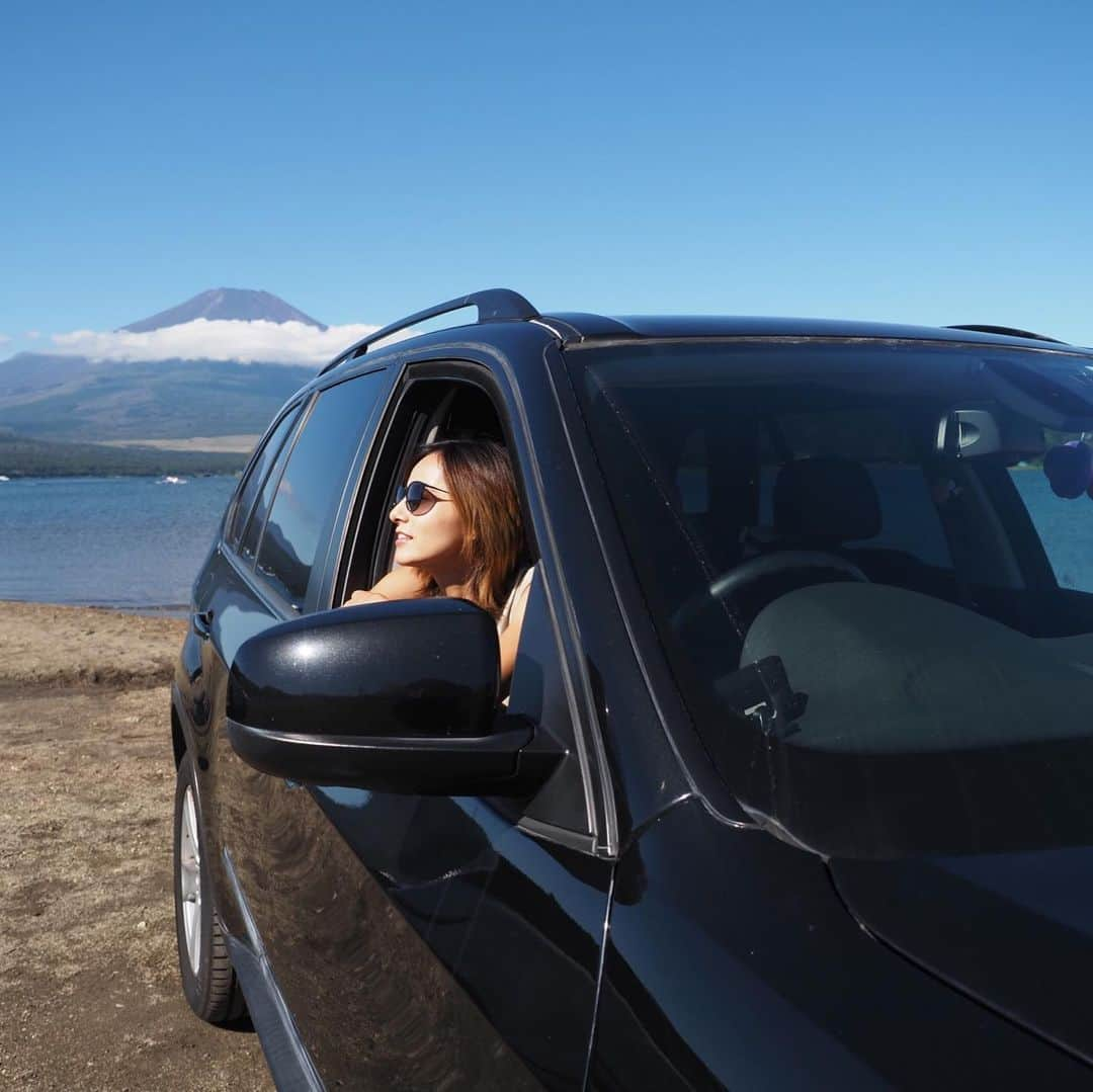 佐野千晃さんのインスタグラム写真 - (佐野千晃Instagram)「富士山×BMW  まだこの時はピカピカだった←  黒は汚れが目立つぜ←  ドライブ行きたいー！！！！  #ハーレー #ジェット #乗り物 #好き #100km #体感  #ハーレーダビットソン #大型二輪免許 #小型特殊免許  #かっこいい #883 #ブラック #ハーレー女子 #ハーレー乗り #bmw #中古 #大好き #車 #車女子 #bm女子」3月14日 21時57分 - sanochiaki810