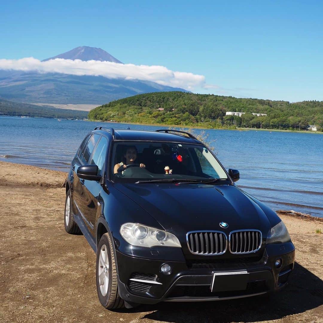 佐野千晃のインスタグラム：「富士山×BMW  まだこの時はピカピカだった←  黒は汚れが目立つぜ←  ドライブ行きたいー！！！！  #ハーレー #ジェット #乗り物 #好き #100km #体感  #ハーレーダビットソン #大型二輪免許 #小型特殊免許  #かっこいい #883 #ブラック #ハーレー女子 #ハーレー乗り #bmw #中古 #大好き #車 #車女子 #bm女子」
