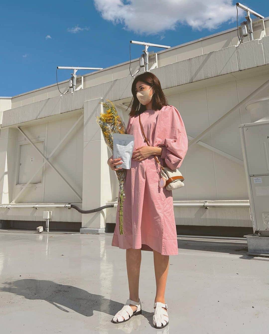 manaのインスタグラム：「🍥 今日の天気だけで幸福度がいつもよりずっと あがって最高だったなぁ〰🤍🤍🤍 朝から夜まで幸せで過ごせた日に感謝です🪞  #手に持ってる物はミモザとコストコでお気に入りの出汁パック #マタニティコーデ #妊婦コーデ #outfitoftheday #ootd #fashion #cos #bottegaveneta #コーデ #ママコーデ #ワンピースコーデ #妊娠4ヶ月」