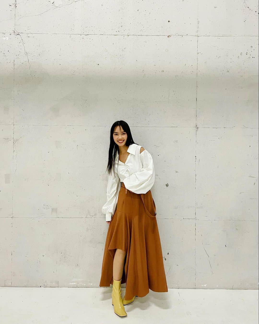 新井舞良のインスタグラム：「シフクです 今日は春🌸でしたねーーー！ そよ風が気持ちよかったです🍃」