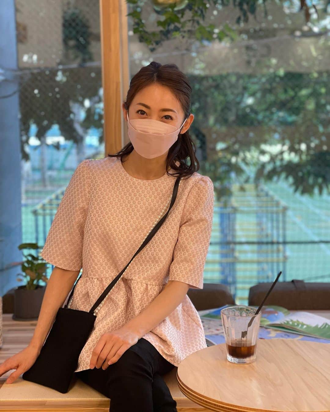 のインスタグラム：「- 今日は暖かったですね🌸 桜並木が見られるようになるのも、もうすぐかな💕  今日は癒しの👶にも会えました！  coordinate tops #fleur_clothes pants #UNIQLO bag #fleur_bag  美代子さんがショルダーベルトを重ねてつけていて可愛かったので私も真似して付けてみた🤍」