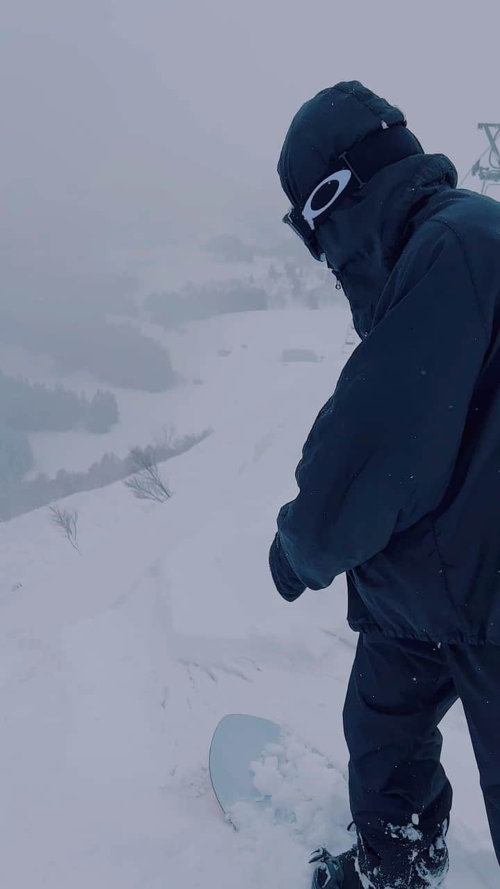 のインスタグラム：「あー今季もぱふんぱふん❤️🤤 #森にズドン🏂 #snowboard #休日 #burton  #oakley」