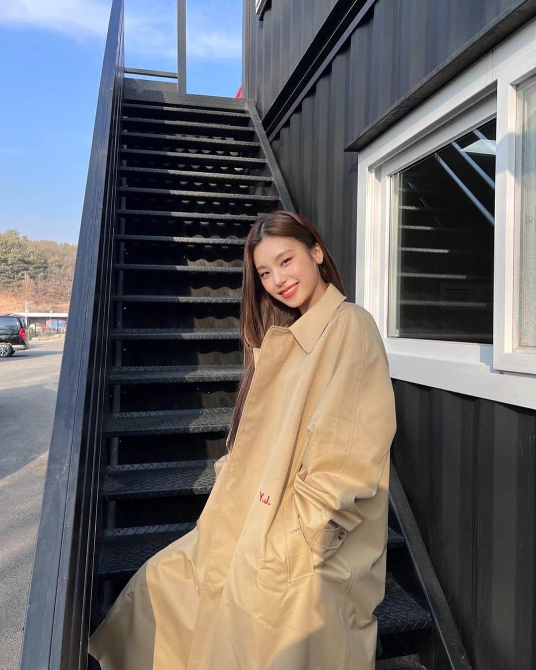 ITZYさんのインスタグラム写真 - (ITZYInstagram)「I love this coat🖤  #BURBERRY #YJ」3月14日 23時39分 - itzy.all.in.us