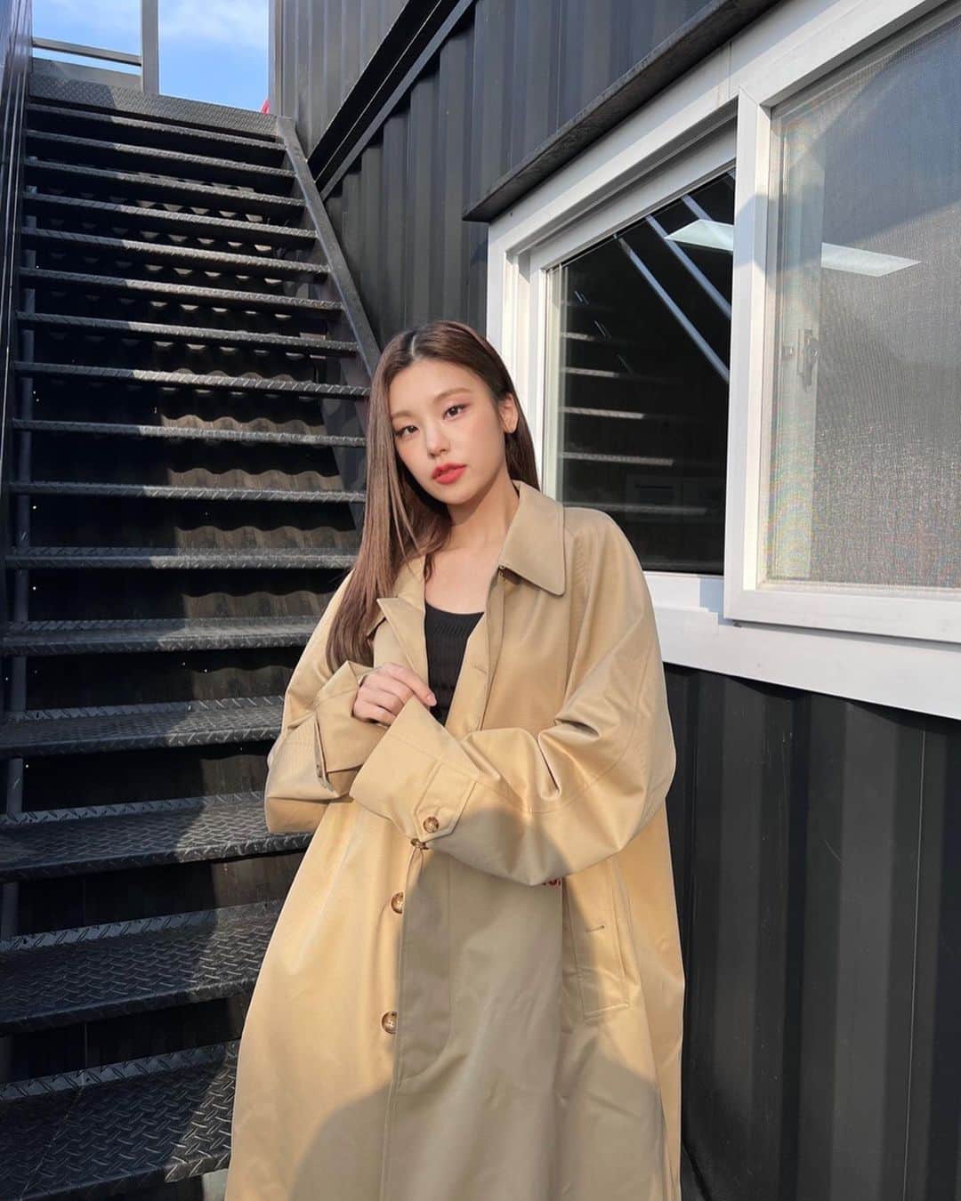 ITZYさんのインスタグラム写真 - (ITZYInstagram)「I love this coat🖤  #BURBERRY #YJ」3月14日 23時39分 - itzy.all.in.us