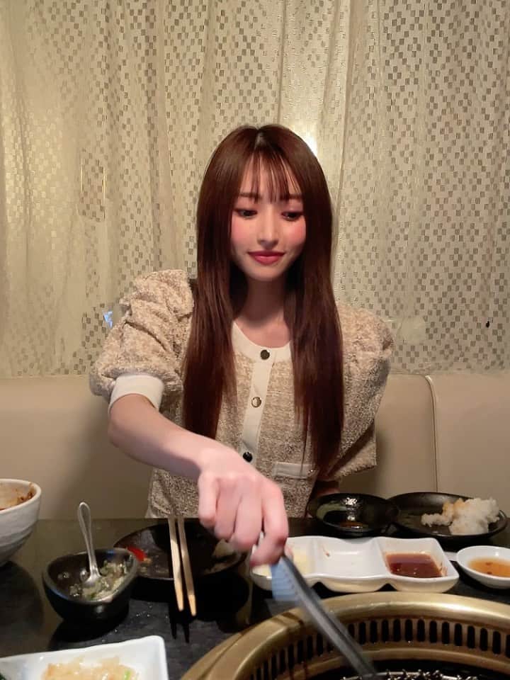 りーめろ先輩（莉音）のインスタグラム：「最後なんの頷きw😂👏  お肉食べて元気つけてきた」
