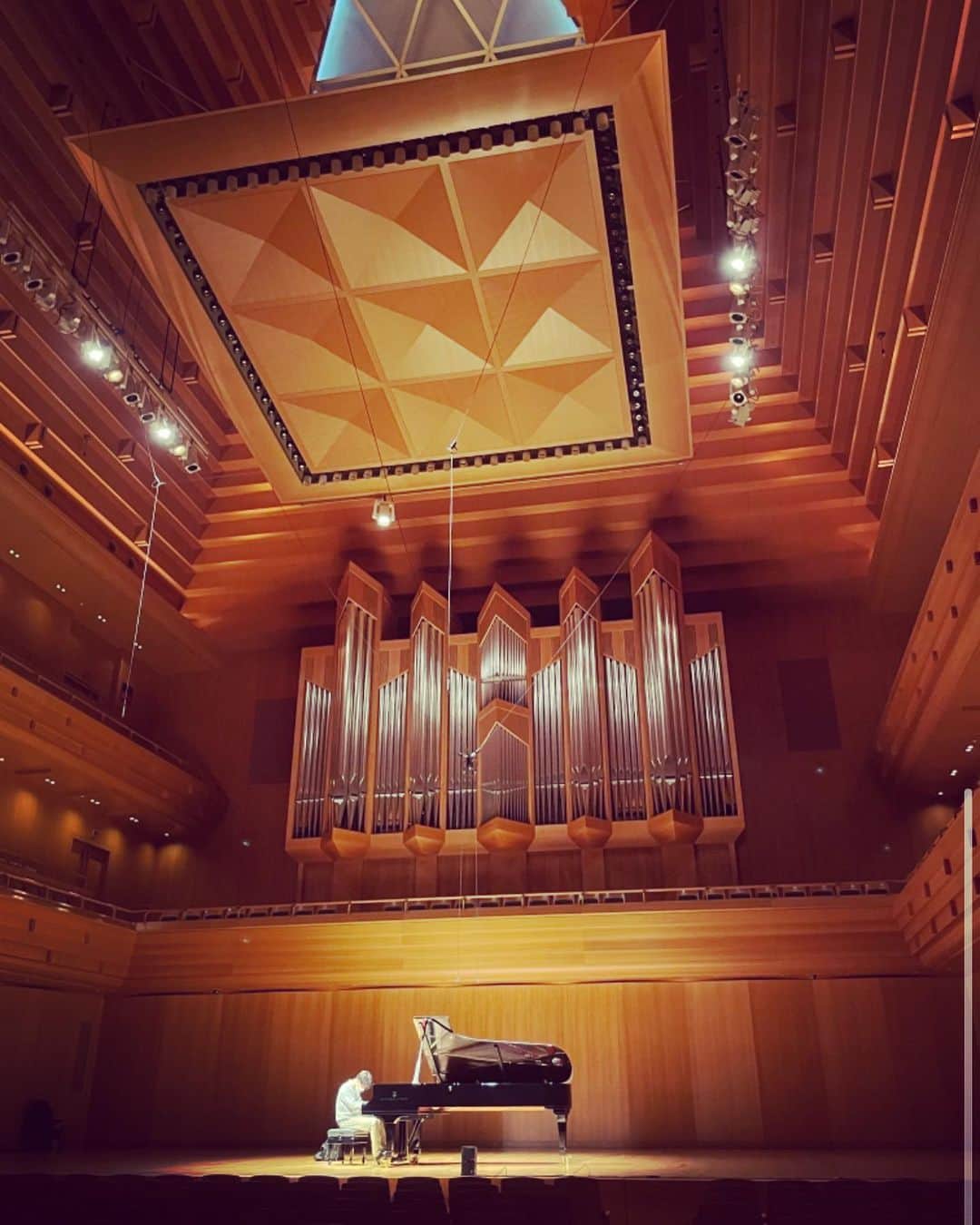 牛田智大さんのインスタグラム写真 - (牛田智大Instagram)「東京オペラシティ公演 お越しくださった皆さまありがとうございました。 素敵なお花も💐 本当にありがとうございました。」3月14日 23時44分 - tomoharu_ushida_official