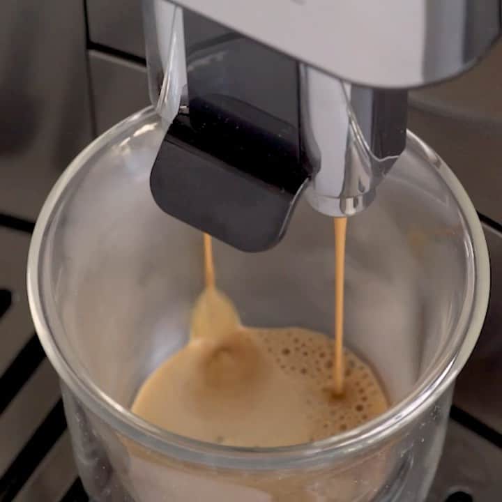 De'Longhi Sverigeのインスタグラム：「Njut av den ultimata kaffeupplevelsen med Magnifica Evo! Elegant kaffemaskin som tillfredställer alla kaffesmaker ☕️ #delonghi #seriousaboutcoffee #kaffekärlek #coffeelove」