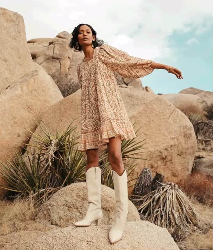 クレオベラのインスタグラム：「Mini dresses are officially in season 🌼」