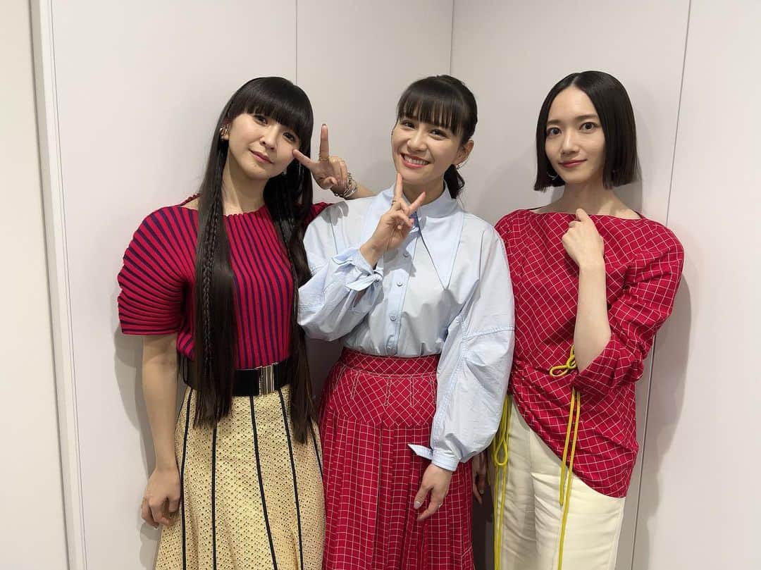 Perfumeさんのインスタグラム写真 - (PerfumeInstagram)「本日最終回！#ファイトソング📺 クランクアップ直前の撮影現場🎥にサプライズでお邪魔させていただきました💐✨  「Flow」☁️と共に最後までドラマをお見逃しなく👀  Visited “Fight Song” drama shooting on the wrap up day as a surprise! 💐✨  #prfm」3月15日 12時11分 - prfm_official