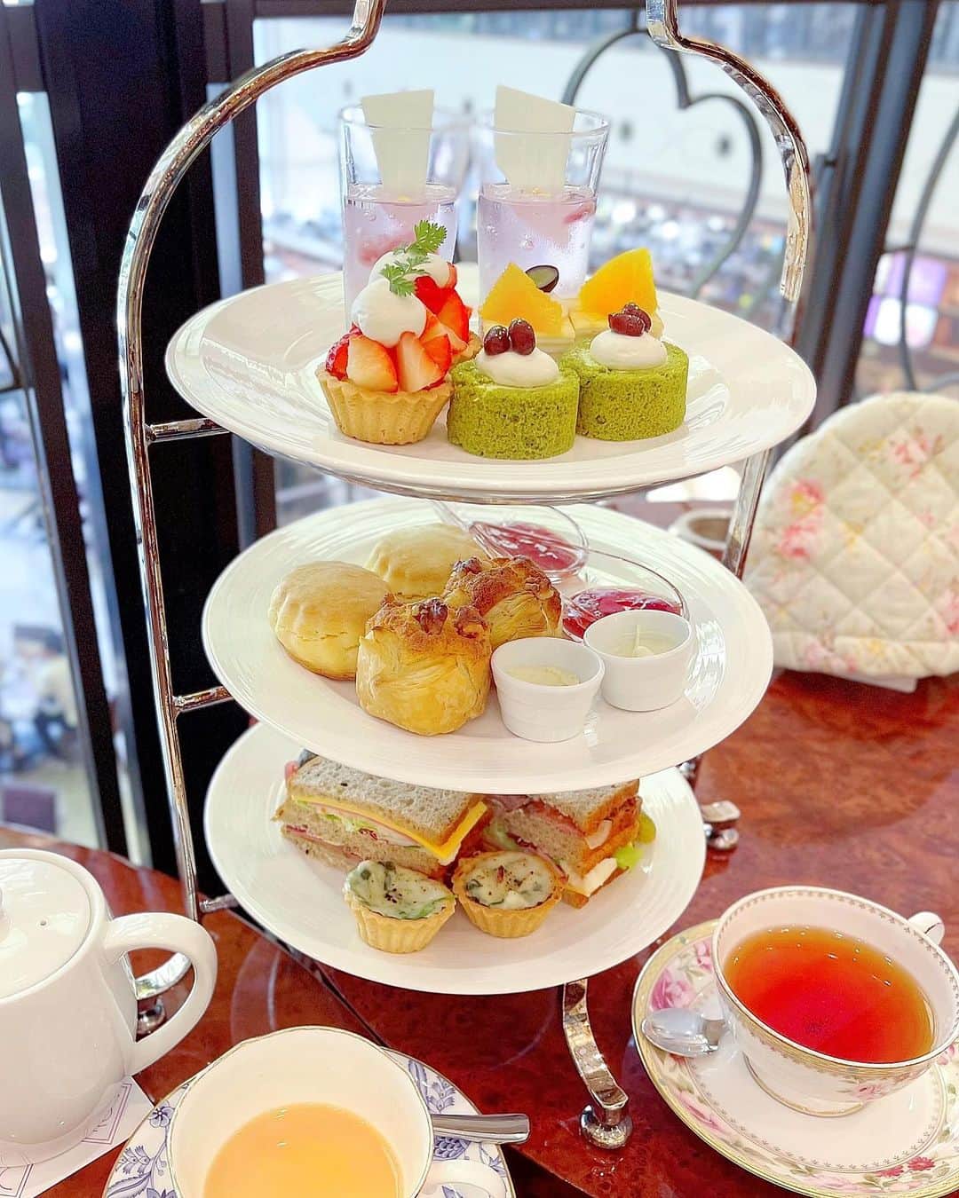 瀬戸早妃のインスタグラム：「Tea time with @cinnamon_aicon   🫖☕️🍰🧁🍴  再会と幸せなひととき💕 本当にありがとう🥰  #afternoontea #アフターヌーンティー #ホテル阪急インターナショナル」
