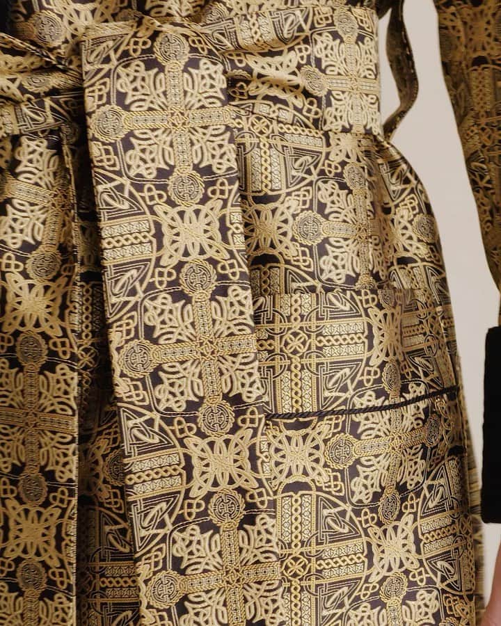 のインスタグラム：「Our Rococo Silk Dressing Gown is a nod to the Baroque period. It features an abundance of gold and black curves and counter-curves in a repeat pattern. Adorned with a quilted black velvet shawl collar and a hand-knotted belt fringe. ⁠#newandlingwood」