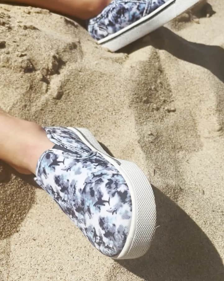 オシュコシュのインスタグラム：「We can almost feel the sand between our toes. Are you at the beach or just daydreaming? 💭 🏝」