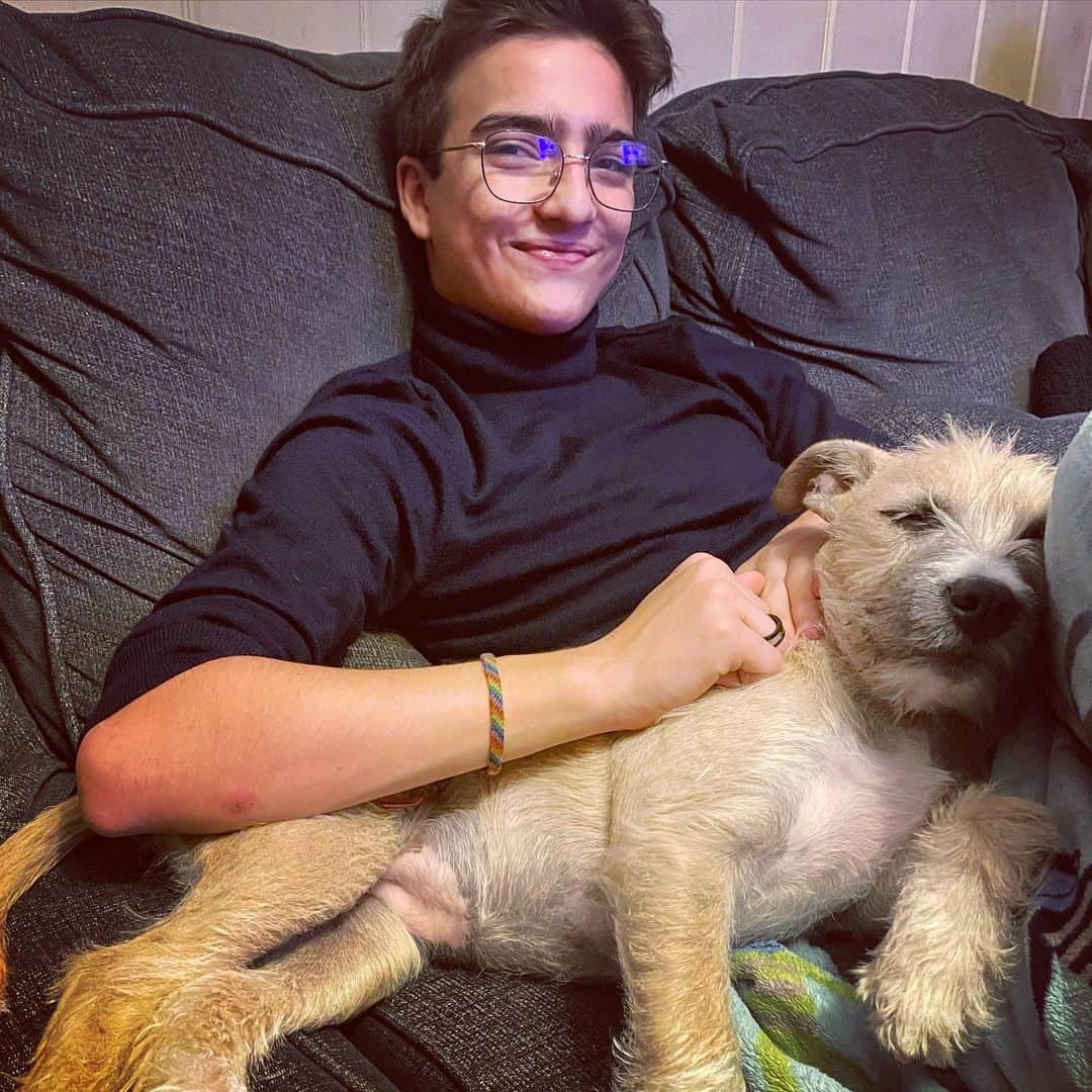 イライアス・ハーガーのインスタグラム：「My puppy’s 5 months old already! 🐕」