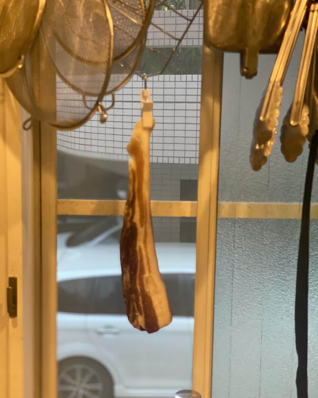 栗原友さんのインスタグラム写真 - (栗原友Instagram)「ささげの古漬けと皮付き干し豚肉のそぼろが食べたくて家の中で肉干してる。皮はだいぶ乾いてきた。 嗚呼〜楽しみ過ぎる💛」3月15日 7時55分 - kuri__tomo