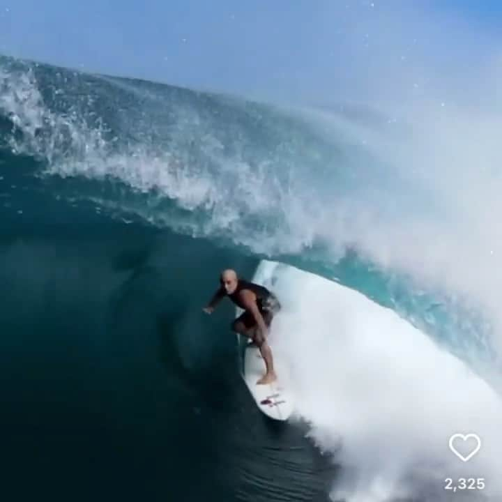 ロストのインスタグラム：「Another angle of uncle Mike Ho showing all of us how it’s done.  🎥 @patrickwieland   #lostsurfboards #pipeline #backdoor #oahu #northshore #winter #guns #stepup」