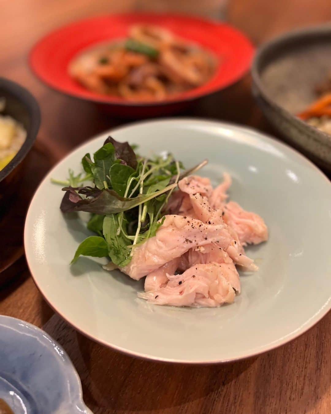 大政絢のインスタグラム：「#絢ご飯 おはようございます🌞 先日、 低温調理器を友達にプレゼントして頂き…初めての料理はササミ✨ 簡単なのに美味しくプリプリッに！仕上がりに感動した…！もっと早く出会っていれば！！と😂  2枚目は下仁田葱をマッシュルームとしらすいれてオリーブオイル白ワインニンニクでぐつぐつ煮込み赤唐辛子を入れて。  3枚目は海鮮に米粉をまぶし、マヨネーズ刻んだトマト丸ごと一個🍅オイスターソース、だし醤油をいれて最後に茹でたスナップエンドウ入れて完成✨  ここ最近は毎日低温調理器のレシピを見ています✨オススメの調理法あったら教えてください！  #今日の絢ご飯#低温調理器」
