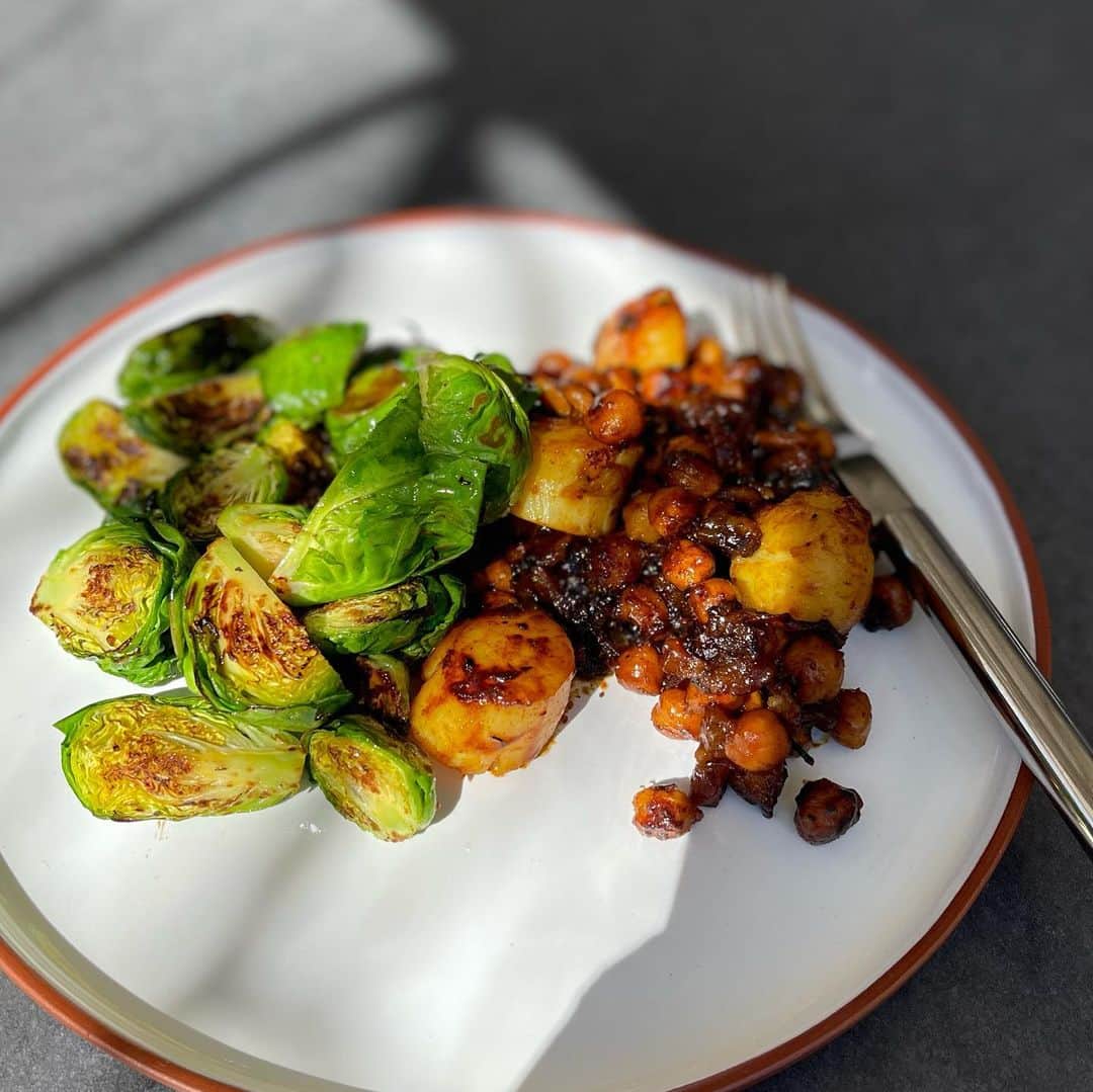 のインスタグラム：「ベビーキャベツの美味しい季節🥬大きさによって½ または¼に切ったベビーキャベツをXVオリーブオイルが敷いてあるフライパンに切った側を下にして、美味しい海塩を振って、いじらないで☝🏼そのまま焼き色が付くまで焼きます1〜2分👉🏼反対側も焼きます👍🏼 写真に写っているのはハリッサ／オイルでマリネしたホタテ&ヒヨコ豆のワンプレート🍽 🥬Brussel Sprouts in season👍🏼  お皿はPlate by Vadava Ceramic, handmade in Latvia  🕊Peace & Kindness✨ 💕May all your dreams come true💕 ☆☆♡☆☆☆☆☆♡☆☆☆☆☆ #ベビーキャベツ #野菜 @annascookbook_kisetsu」