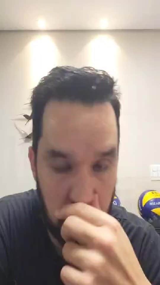 ウィリアム・アルジョナのインスタグラム：「Live do primeiro clube digital do Brasil o seu (VEC) @volleyballexperienceclub com o querido @ivanballesteros2 CEO da @esporteeduca.   Uma parceria que está proporcionando educação com bolsas de estudo para atletas e esportistas!! Faça sua inscrição na página do VEC e concorra a uma bolsa de estudos 100% para um curso de inglês!  Link na bio 🔛 volleyballexperienceclub.com.br.」