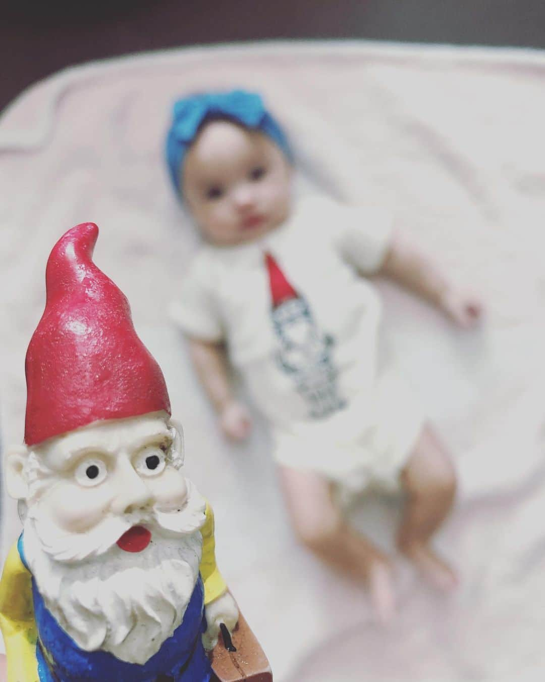 横山エリカさんのインスタグラム写真 - (横山エリカInstagram)「Mr. Gnome brought us home a gift🎁 . ノームさんからのプレゼント、やっと着られました💗 . #thetravellinggnome #babybodysuit #6monthsold #gnomesweetgnome #gnome #gardengnome #travellinggnome #whereismygnome #worldtraveller #roaminggnome #gartenzwerge #freethegnome  #amelie #whereintheworldismrgnome #ノーム人形 #ガーデンノーム #庭小人 #旅するノーム #旅するガーデンノーム #アメリ #生後6ヶ月女の子 #赤ちゃん #育児 #赤ちゃんのいる生活 #子育て #9月14日生まれ  #9月生まれベビー #女の子ベビー #女の子ママ #令和3年ベビー」3月15日 8時09分 - erika0630