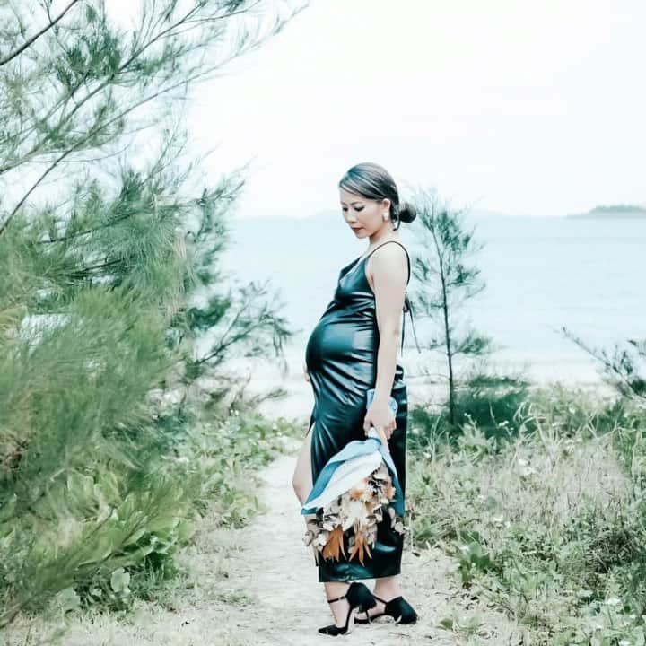長嶺菜菜子のインスタグラム：「⁡ 【𝐢𝐝𝐞𝐧𝐭𝐢𝐭𝐲】＝自分らしさ ⁡ #マタニティフォト #ブラックバージョン ⁡ 強さ・覚悟 信念・挑戦 ひとりの人間 女性としての葛藤 ⁡ 写真は夫がチョイス✨ ⁡ 持っている花束は夫からの誕生日プレゼント ⁡ ⁡ ホワイトバージョンとはガラリ変わって レザーのワンピースで挑んだ撮影 ⁡ 強い意志を持つ一人の女性として自立した姿、 を映してもらいました ⁡ Identity produced by ▶︎hair&make @elly0827  ▶︎photographer @uruma.camera  ⁡ Location ▶︎Ishikawa beach （Okinawa Uruma city） ⁡ ＿＿＿＿＿＿＿＿ #アイデンティティ #自分らしさ #ありのまま #そのままの自分 #マタニティ#妊婦 #妊娠10ヶ月4日 #妊娠10ヶ月 #沖縄生活 #マタニティライフ #マタニティ記録 #10w4d #お腹にいた記録 #女の子ベビー #2022年3月9日出産予定」