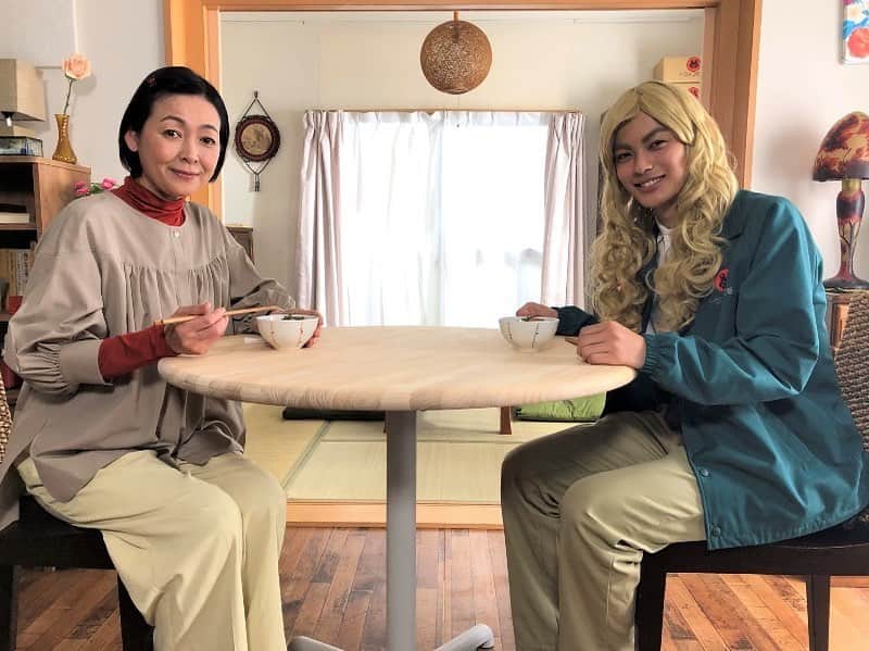 先生のおとりよせのインスタグラム：「さらにさらに！ スピンオフドラマの配信&番組本編のAmazon Prime Video での先行独占配信も決定しました🙌 配達員、鬼女島くんと管理人、東雲さんを描くスピンオフドラマは3/27から配信開始です✨ こちらもお楽しみに🥰  #先生のおとりよせ  #向井理 #北村有起哉  #神尾楓珠 #財前直見」