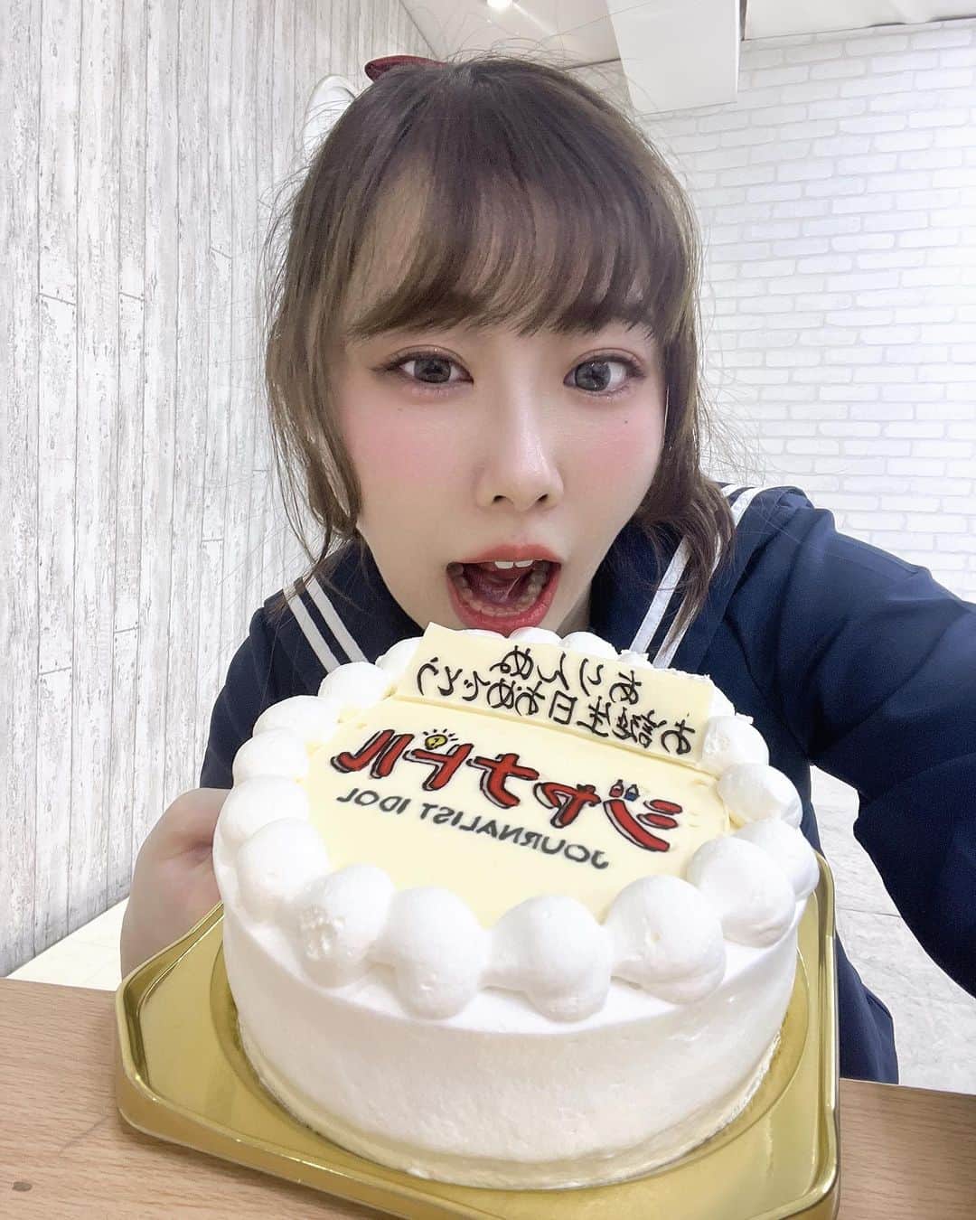 川島愛里沙のインスタグラム：「この前のジャナドル生配信で お祝いしてもらったケーキ🎂 かわいいでしょ☺️ ジャナドルのロゴ付きだよ😌💗💗 . . . 3月予定💛💛 16日チャリップ生配信 19日clubcitta川崎 20日はなまる撮影会 https://hanamaru-photo.com/article/10118.html 21日横浜1000CLUB 24日ありんぬ誕生日🎂💛 27日横浜1000CLUB 28日チャリップ生配信(朝) 31日ジャナドル最後の生配信 . . . ありんぬ誕生月なのでお祝いの代わりに会いに来て欲しいな🥺🌺🎂 . . . . . #誕生日 #ケーキ #selfie #idol #japanesegirl #youtube #サンスポ  #四ツ谷グルメ #ポニーテール #324 #birthday #撮影会 #グラドル」
