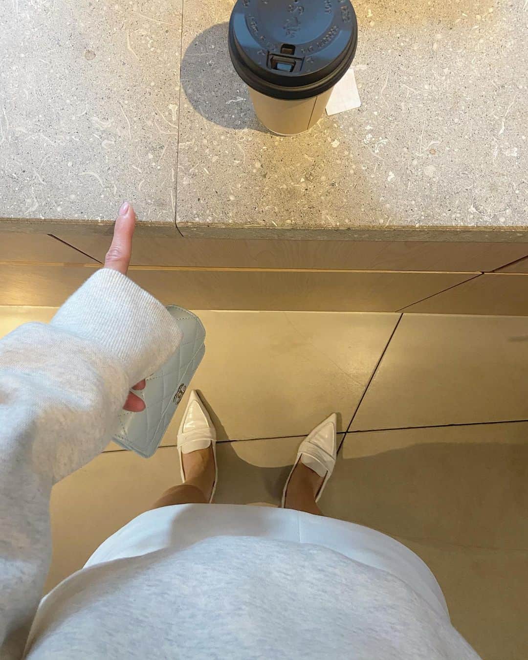 i am aiのインスタグラム：「私のお気に入りコーデ🥚🤍 ㅤㅤㅤㅤㅤㅤㅤㅤㅤㅤㅤㅤㅤ ㅤㅤㅤㅤㅤㅤㅤㅤㅤㅤㅤㅤㅤ mtmにミニスカート、足元はキレイめミュールな バランスが本当にタイプで..💘 loafer muleはivoryがとっても人気!! 春は足元も軽くしたくなりますね😉 ㅤㅤㅤㅤㅤㅤㅤㅤㅤㅤㅤㅤㅤ 私のお気に入りコーデを詰めたリールをまとめておりますので少しお待ちくださいませ〜🖥」