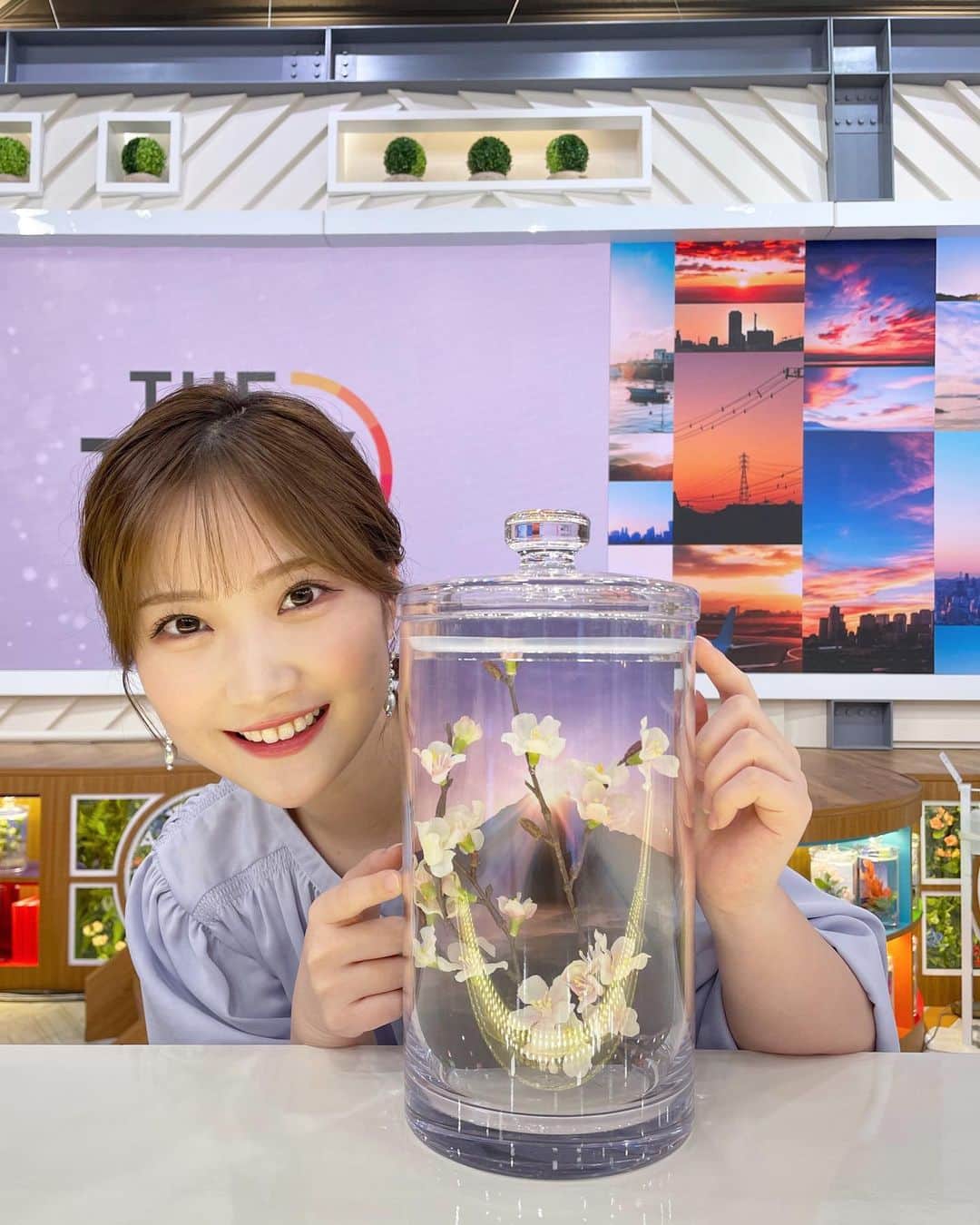 野村彩也子さんのインスタグラム写真 - (野村彩也子Instagram)「. 大好きな桜の季節🌸  今年は東京が桜の開花一番乗りの予想です✨  THE TIMEのセットには 色とりどりのお花が💐 写真と共に瓶に入っているんです🖼  桜🌸と富士山🗻のも。 見つけてうっとり。 日本人が愛する景色のひとつですね☺️  これからお天気カメラ、中継でも 桜をお届けできるのが楽しみです♪  #幼稚園から高校まで #桜組でした #運動会はピンクのチームカラーです #青春がいっっっぱいつまったお花   @thetime_tbs  . . . .」3月15日 21時29分 - nomurasayako