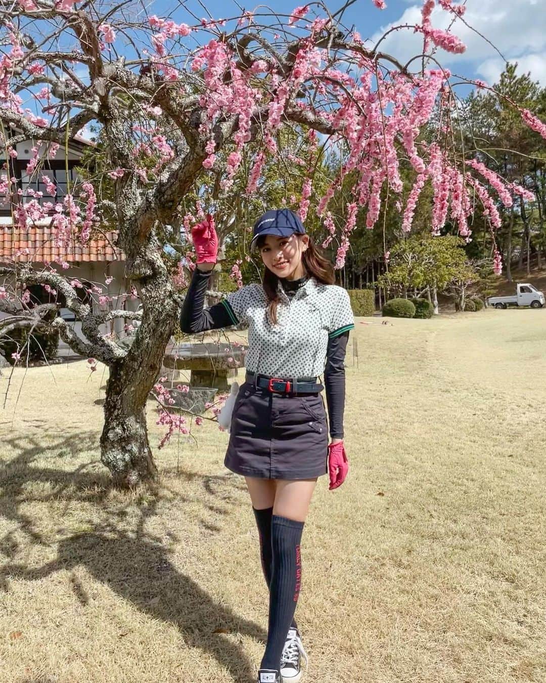 吉岡結紀のインスタグラム：「✐☡ ・ やっとゴルフシーズンが来た🥺🌸 今日はドライバーもウッドもちゃんと当たるし パーも取れて最高の1日でした🏌🏼‍♀️☀️💓 やっとレッスン通ってたのが無駄じゃなかったと実感できた😮‍💨💫笑 ・ #golf #golfgirl #xxio #pearlygates #masterbunnyedition #converse #kagatte #ゴルフ #ゴルフ女子 #パーリーゲイツ #ゴルフウェア #ゼクシオ #三木ゴルフ倶楽部 #yuki__golf」