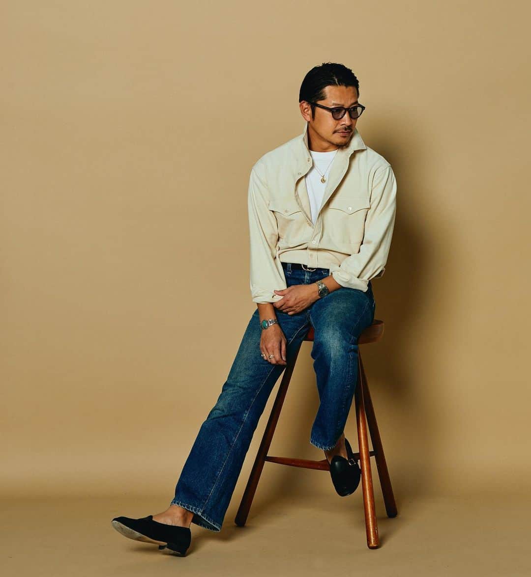 高田朋佳のインスタグラム：「@colony_clothing “ultra suede” lounge shirts with Levi’s 517.  ——————————————————————— #fashioncreator #高田朋佳 #tomoyoshitakada #authenticstyle  #dressstyle #elegantstyle #modernclassicstyle #newclassicstyle #fashion #mensfashion #mensdressstyle #suitsstyle #dapperstyle #takadachannel #メンズファッション #大人コーデ」