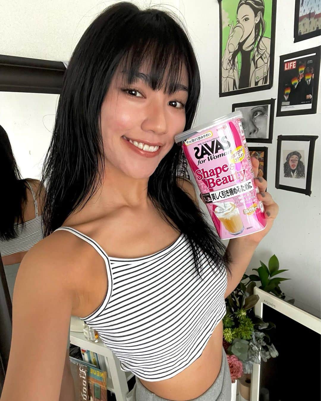 松本優のインスタグラム：「. シェイプ＆ビューティを飲み続けてもう2ヶ月くらいたったけど、 やっぱり一人暮らしで補えない分の栄養が簡単に摂れるから愛用してる😌❤️‍🔥 . 最近は代謝が良くなった気がして、 おうちで寝る前にストレッチをとりいれてみるようにしたら体調がすごく良くなった🌿 . 精神的にいろんなお悩みがある時って 生活のリズムと体内に取り入れるものを見直すといいって 改めて実感したなあ。。🙋‍♀️ . 女性に嬉しい栄養素がたっぷり入っている ザバスのシェイプ＆ビューティみんなぜひちぇっくしてね❤️‍🔥 . #ザバスforWoman #女性のためのプロテイン #美しく引き締めるために #ザバス #savas #PR」
