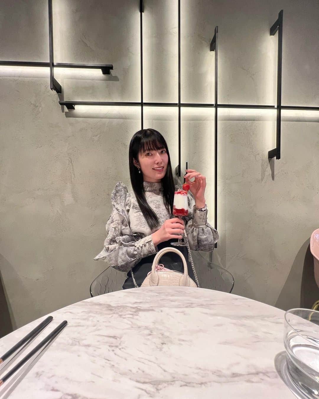 日下部美愛のインスタグラム：「3月なのに最近暖かすぎない？？ こんなんじゃ夏超えられないよ〜  #snidel #photo #japan #model #me #hair #fashion #selfie #makeup  #followme #instagood #camera #instadaily #dailylook #사진 #데일리  #데일리 #셀카 #메이크업 #아이돌 #일본 #일본여자」