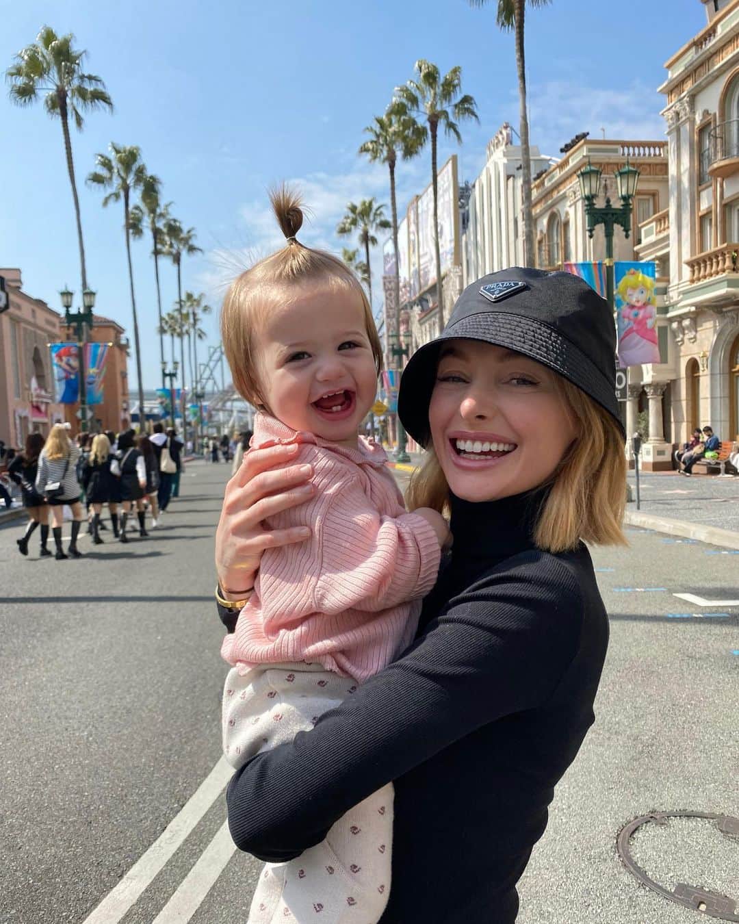 リアノン・ランゲラック（ミッチェル・ランゲラックの妻）のインスタグラム：「Little photo shoot with my girl at Universal. I couldn’t pick one. She’s too cute 💕」