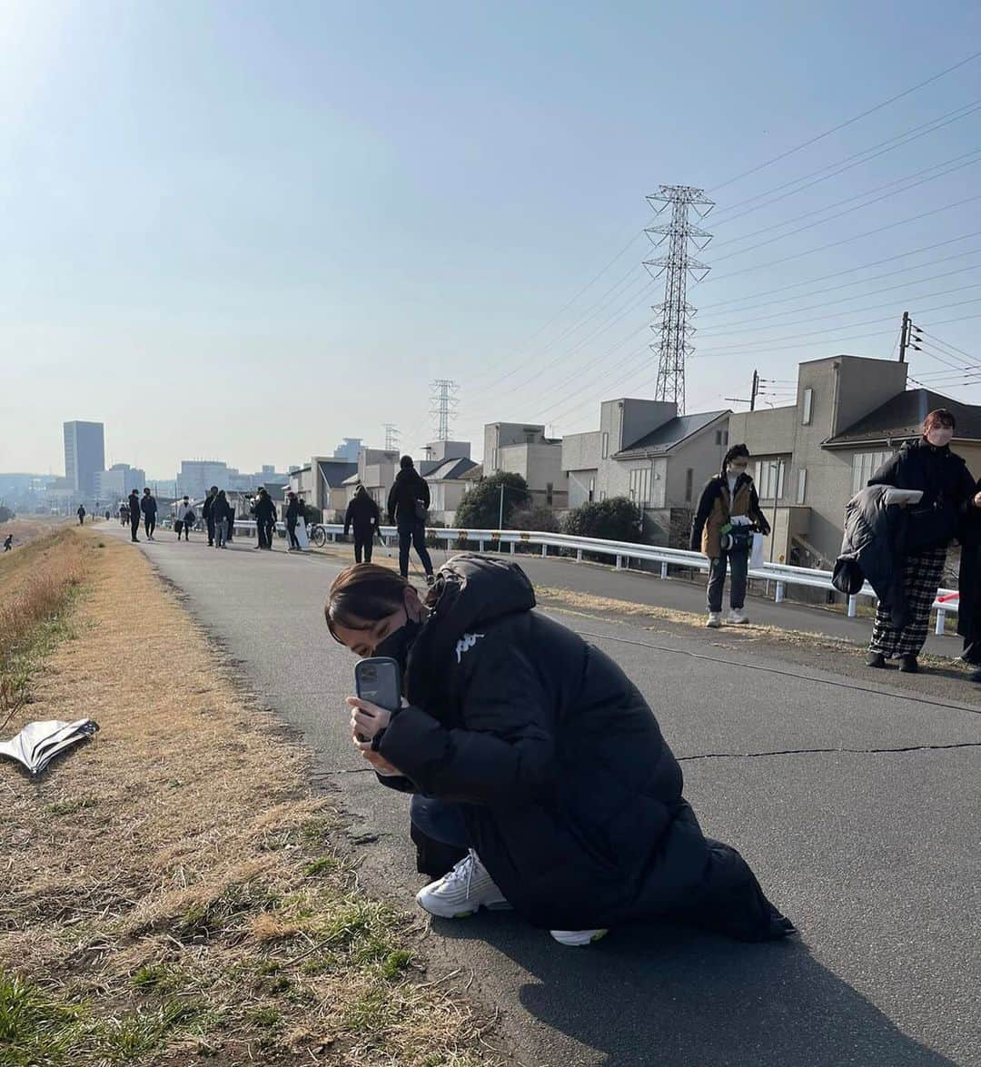 清原果耶のインスタグラム：「本日ついに 「ファイトソング」最終回です！ 今までご覧下さった皆さま 本当にありがとうございました☺︎ ⁡ 撮影中、壁に何度もぶつかったけれど 沢山のスタッフ・キャストの皆さまに 支えて貰って 無事に走り切ることが出来ました。 ⁡ 写真は間宮さんが撮ってくれた私 いつもこんな感じでみんなの写真撮ったり 遊んだりしてました。 ⁡ どうか最後まで 温かい目で見守ってくだされば幸いです☀︎」