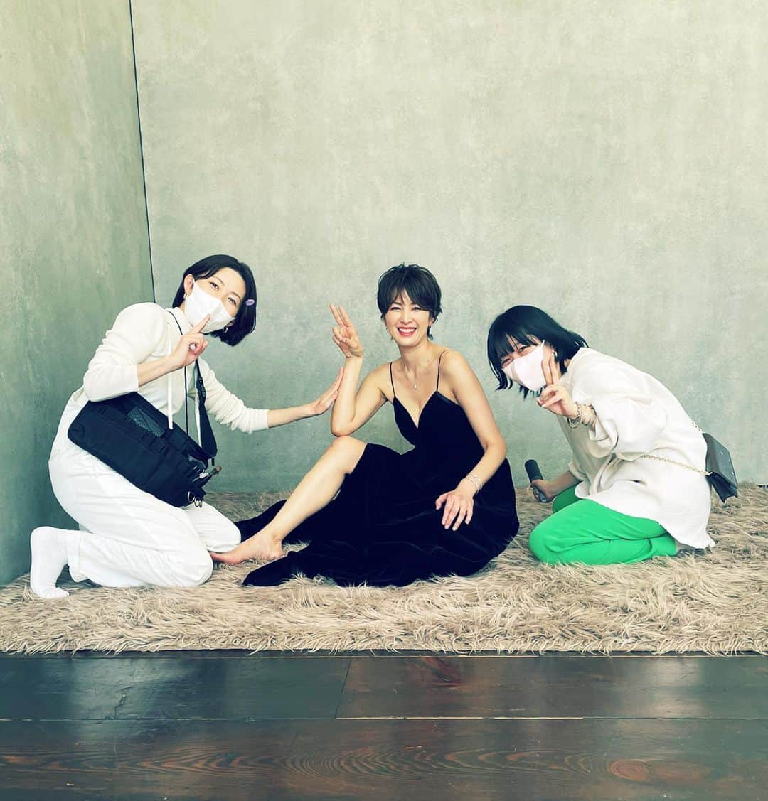 吉瀬美智子さんのインスタグラム写真 - (吉瀬美智子Instagram)「誌面ではカッコつけてても裏ではこんな感じなのです🤣」3月15日 20時44分 - michikokichise