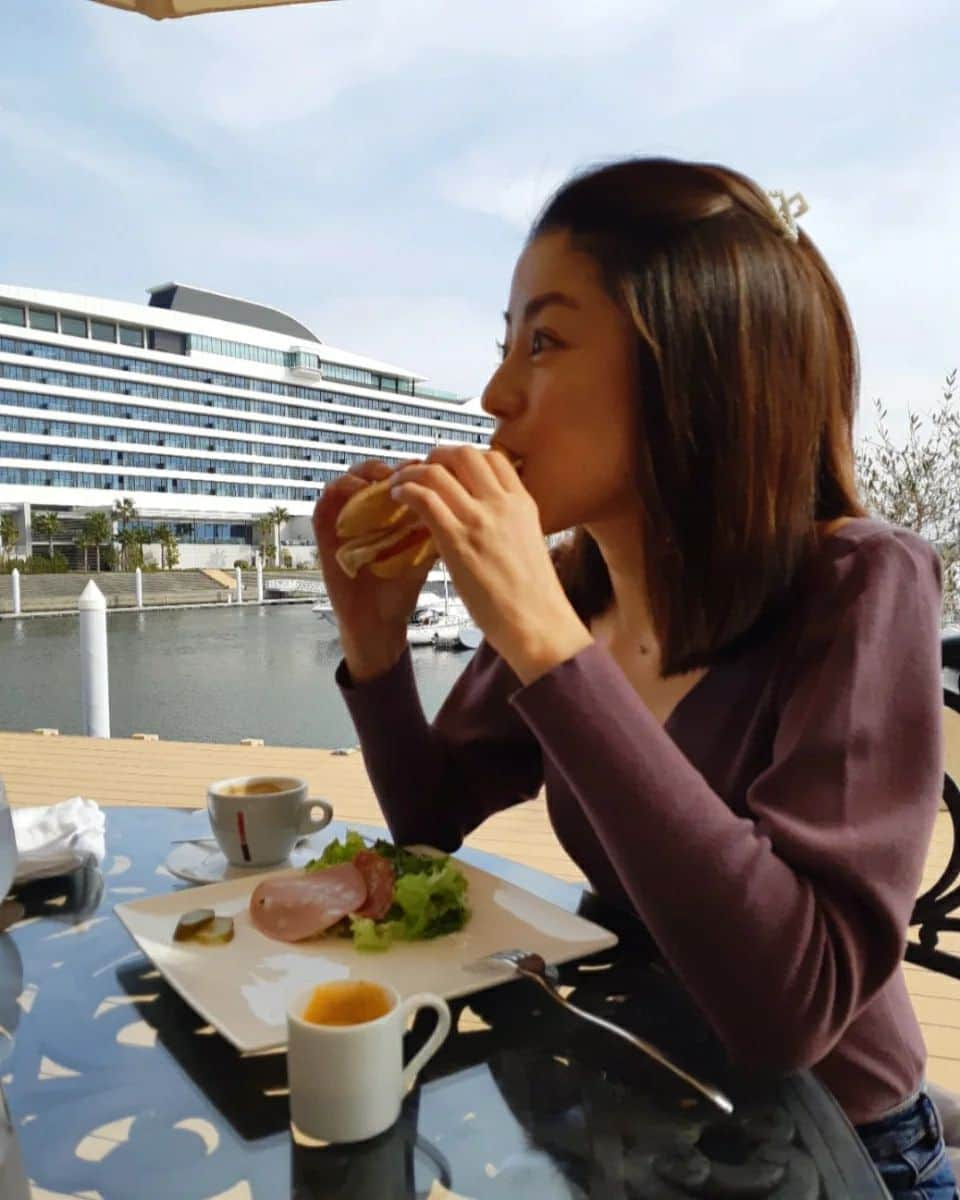 黒坂真美のインスタグラム：「Seaside Lunch😋🇮🇹🥯⚓ . どんなおしゃれなお店でも サンドイッチはかぶり付くタイプです🙄 . ぽかぽか陽気で気持ちがいいね🤍 . #kurosakamami  #黒坂真美 #seasiderestaurant #italian  #sandwich #パン固め #japan #🇮🇹 #🇯🇵 #😋 #🥪」