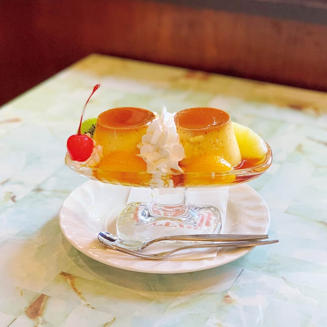 のインスタグラム：「大和まこ（@makoyamato）さんの本誌連載「京都プリン巡り」より、『喫茶フルール』の「ダブルプリン」。固くて優しい味わいのプリンがふたつ入って、一番人気。 #andpremium #アンドプレミアム #京都 #kyoto  #京都プリン #andkyoto #京都プリン巡り #京都スイーツ #ダブルプリン #喫茶フルール」
