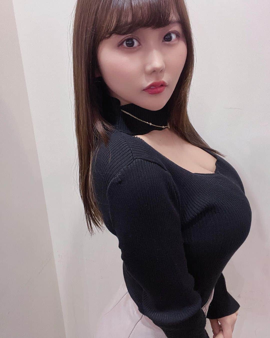 のインスタグラム：「今日、下着屋さんで、胸測ったら、 3cm大きくなってました😂 まだ、成長するの？笑💗  #バストケア　#バスト　#下着 #グラビア #アイドル　#tiktok #tiktokhot #動画編集 #summer #smile #gravure #gravureidol #グラビア #グラドル #インスタグラビア #グラビアアイドル  #水着 #bikinigirl #ビキニ #セクシー #asiangirls #asiansexy #bikinimodel  #japaneseidol #sexydress  #sexystyle #bikini #japanesegirl #アイドル」