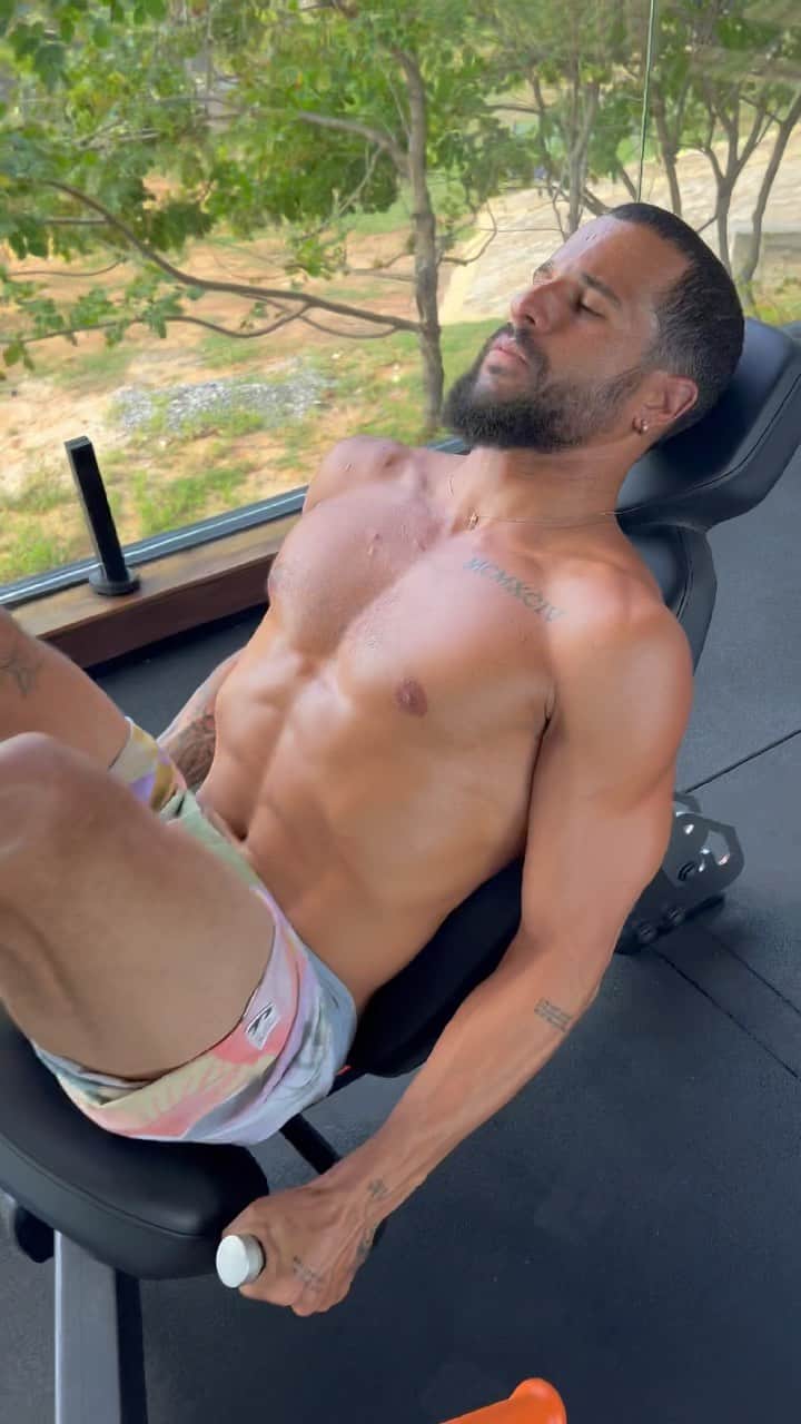 イタロ・フェレイラのインスタグラム：「Fé em dobro 💪❤️‍🔥 #workout」
