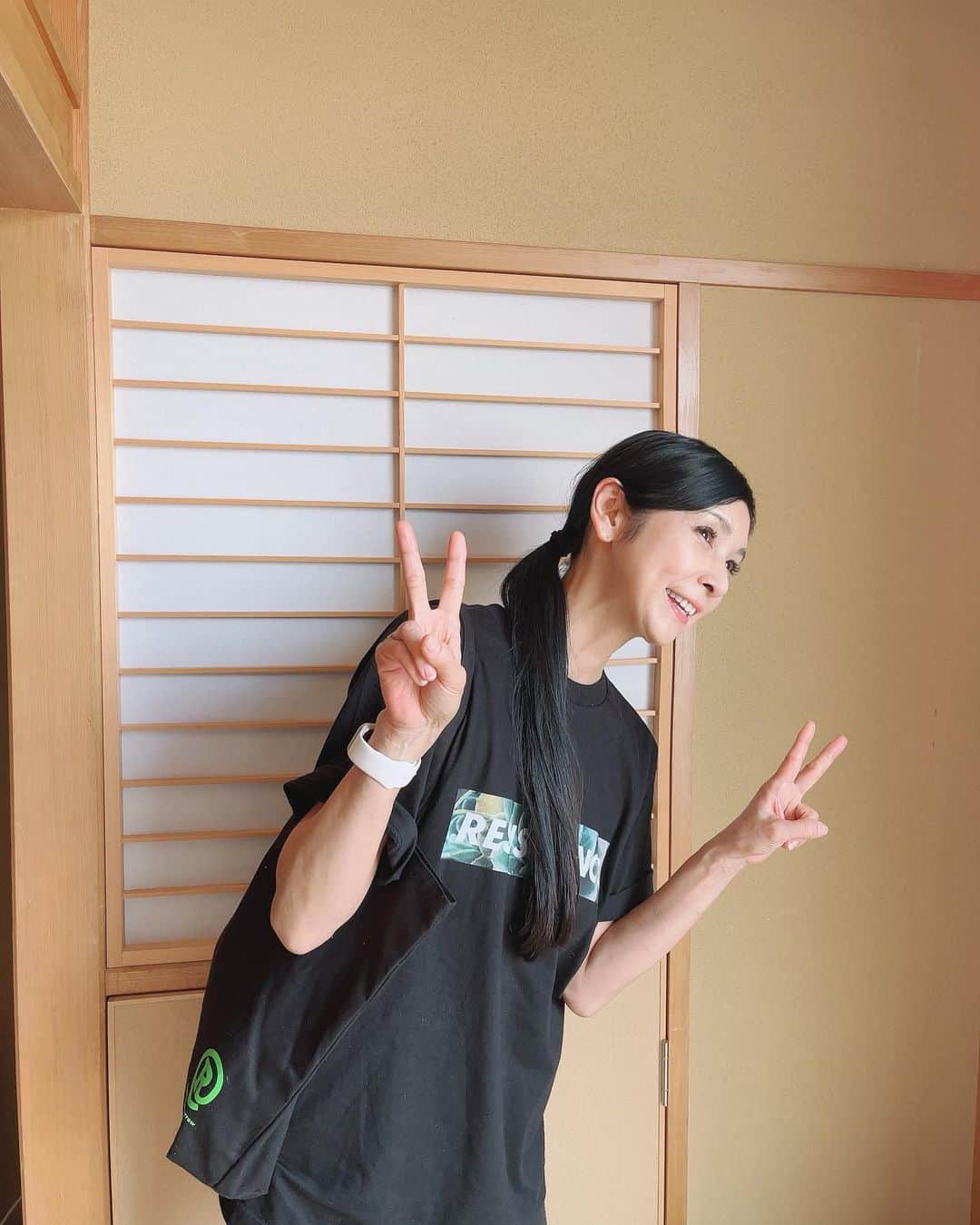 のインスタグラム：「🌸🤍 ⁡ ⁡ 皆さんお元気ですか。 桜の開花も、もうすぐですね。 ⁡ 3月は寒の戻りの時期ですので、風邪にもお気をつけてお過ごしくださいね。 ⁡ ⁡ #念願の #可愛いTシャツ #ふふふ」