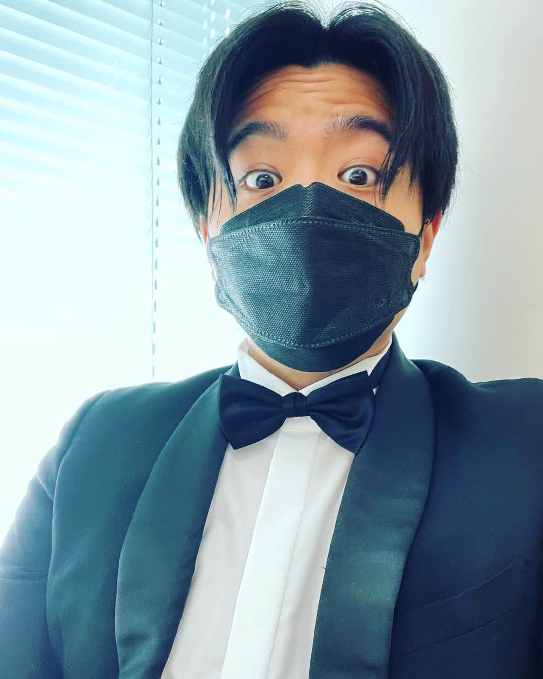 藤井弘輝(ふじいこうき) さんのインスタグラム写真 - (藤井弘輝(ふじいこうき) Instagram)「毎月タキシード着てる系アナウンサー #魔女に言われたい夜  #マスクが黒しか #家にストックがなかた #髪の毛は #明日切ります」3月15日 21時14分 - fujii_koki_cx