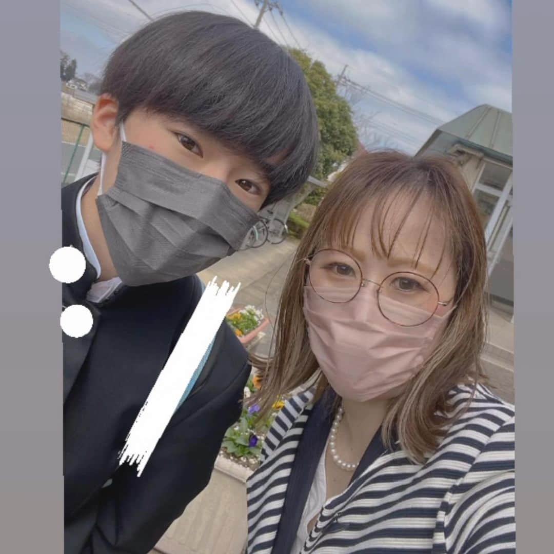 Kazukiのインスタグラム：「次男りん、3年間通った中学校を今日卒業し、義務教育終了という節目を無事迎える事が出来ました🌸✨ • 約2年間はコロナ禍で、沢山の制約の中での学生生活でしたが、友達や先生方、家族、色んな方に支えられてこの日を迎えられた事をすごく嬉しく思います。 • ありがとうございました💕 • 中学卒業時にお手紙をもらうのは凛で4人目…式の初めから😭😭でした… また宝物が１つ増えました♡ • この春からは自分で選んだ高校へ進学します✨これからもまわりの人に感謝しながら色んな事にチャレンジして楽しんで欲しいです！！ • 母として、これからも全力でサポート頑張ります💪✨ • • #次男#中学卒業#義務教育終了#感謝#大切な仲間#この春から高校生#自分の選んだ道へ#夢に向かって#バレー部#六男七女#13人兄妹#漆山家#大家族#子育ては親育て」