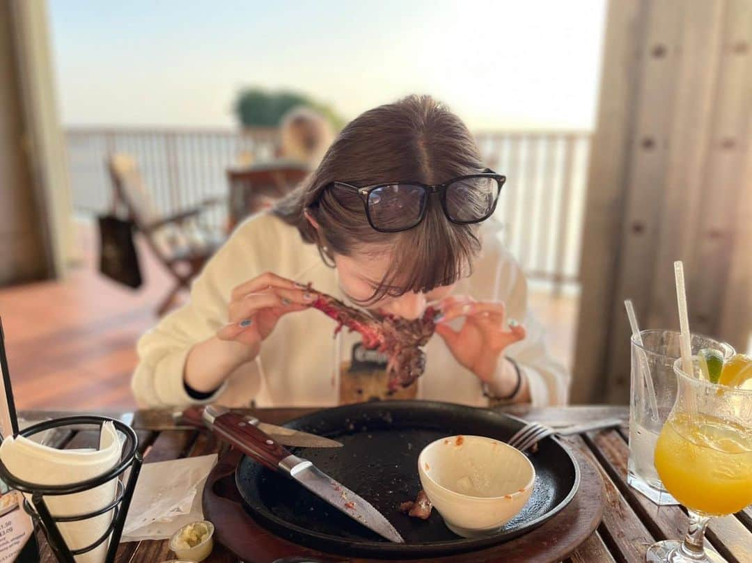 志村美希さんのインスタグラム写真 - (志村美希Instagram)「⁡ ⁡ 📍【seaside】嘉手納基地付近  初Tボーンステーキ😽✨ ⁡ お客さん外国人ばっかで メニューはドル表記で アメリカにいるみたいだた海外行ったことないけど👱🏻‍♂️👱🏻‍♀️ ⁡ オーシャンビューだからテラス席おぬぬめ🏖 ⁡」3月15日 21時16分 - mikkitygram